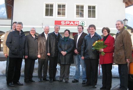 Politische Vertreter mit Neukaufmann Michael Kastner (7. vl) und ganz rechts Kauffrau Christine Bachmann mit Gatten Adolf.
