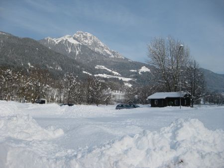 Schnee Kindergartenhütte mit Reißkofel